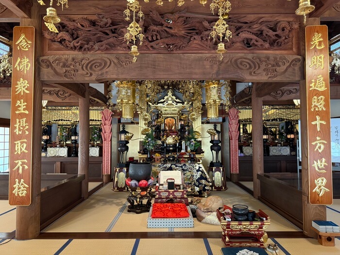 再建歴　
宝暦９年（1759）第１０世栄空俊達上人代
文久２年（1862）第１６世順空唯一上人代
平成１１年（1999）第２３世議空一陽上人代
平成の再建では、文久時代のケヤキの部材を出来るだけ残し、再建されています。
随所に彫りの深い彫刻がなされており、小規模ながらも重厚感のある本堂です。
