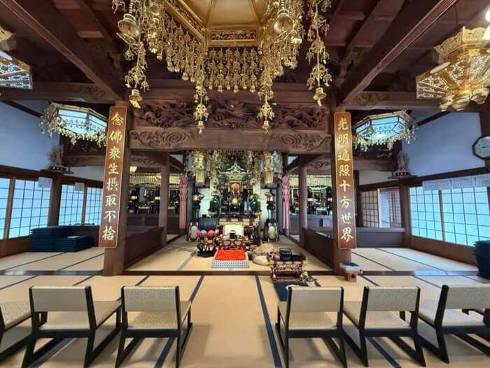 再建歴　宝暦９年（1759）第１０世栄空俊達上人代
　　　　文久２年（1862）第１６世順空唯一上人代
　　　　平成１１年（1999）第２３世議空一陽上人代
平成の再建では、文久時代のケヤキの部材を出来るだけ残し、再建されています。
随所に彫りの深い彫刻がなされており、小規模ながらも重厚感のある本堂です。
