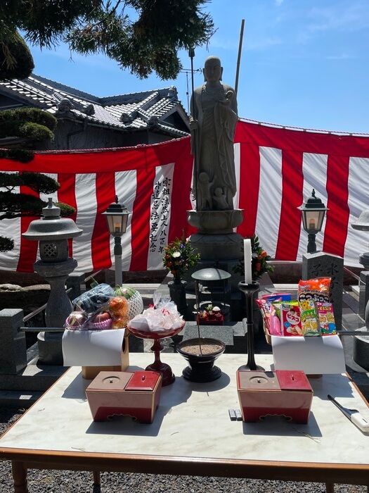 昭和５６年建立。毎年７月２４日に先祖の水子追善供養を行なっています。
現在も随時、生まれることの出来なかった水子様の名を石に書き入れ、地蔵尊の足元に納め供養しています。