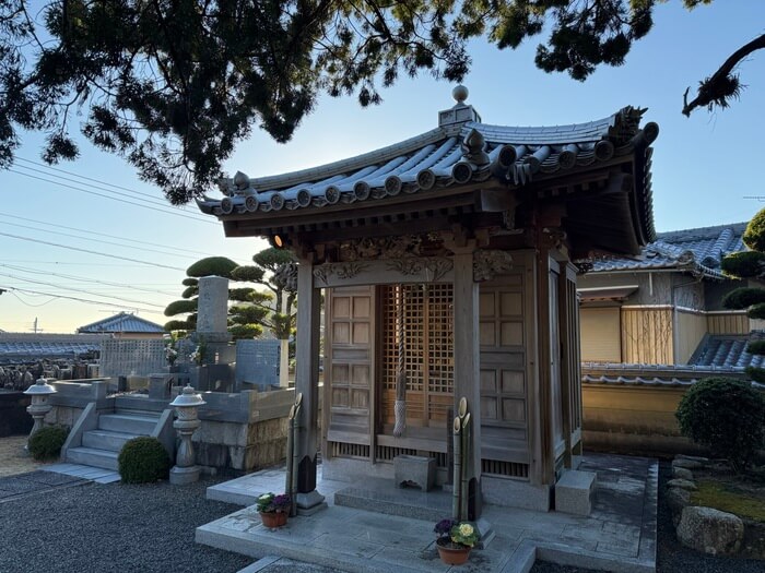 再建歴　明治３０年（1897）第２０世憐空愍瑞上人代
　　　　平成１１年（1999）第２３世議空一陽上人代
西国３３所観音霊場のご本尊をお祀りしています。
古来より願い事を叶えてくださる霊験あらたかな観音様と慕われています。