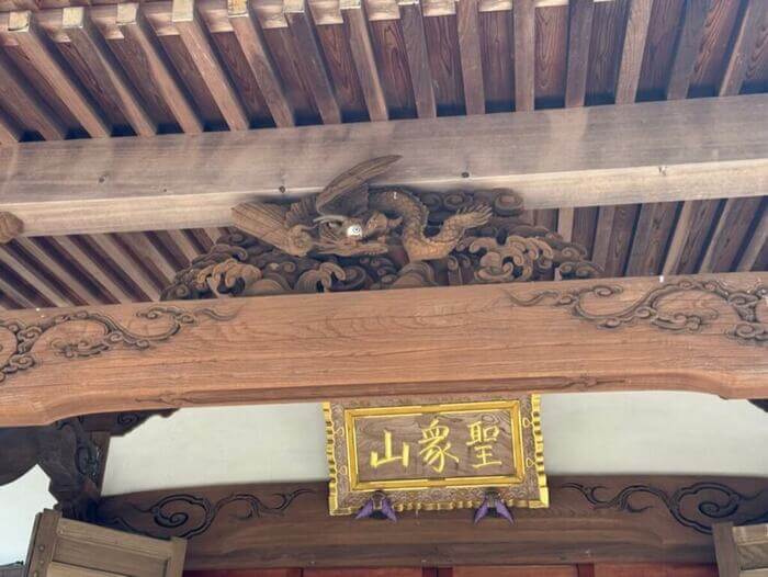 龍は仏世界の守護として寺院に多く置かれています。
来迎寺本堂内陣には、明治１２年（1979）彫刻師小松源助師によって彫刻された立派な龍の欄間が組まれています。

本堂向拝に彫刻されている龍には、翼が刻まれています。
これは江戸初期の姿といわれています。