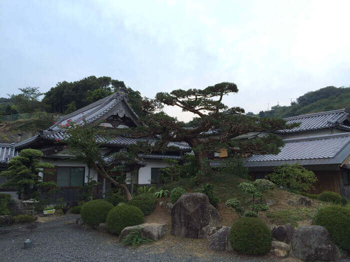 再建歴　明治２８年（1895）第２０世憐空愍瑞上人代
平成元年（1989）第２３世議空一陽上人代 　敷地開墾
明治２８年（1895）３年の年月をかけ、実に1910人工、80石工を費やし、山を削り境内を拡張しています。
その名残りとして、削り取った山の尾が、境内の築山となっています。